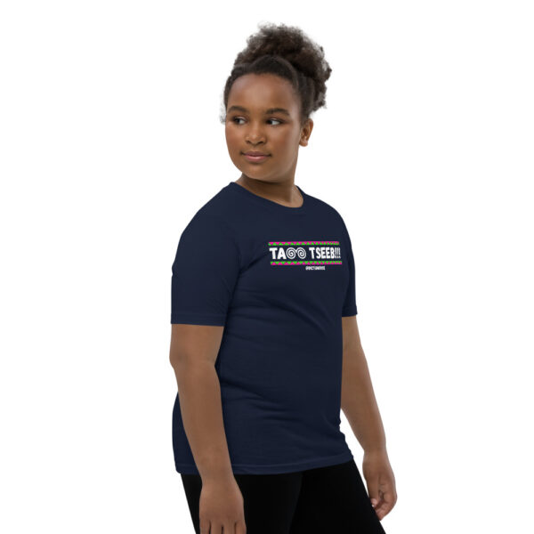 DICTUMDOSE (TAM TSEEB BANNER) Youth Short Sleeve T-Shirt - Image 7